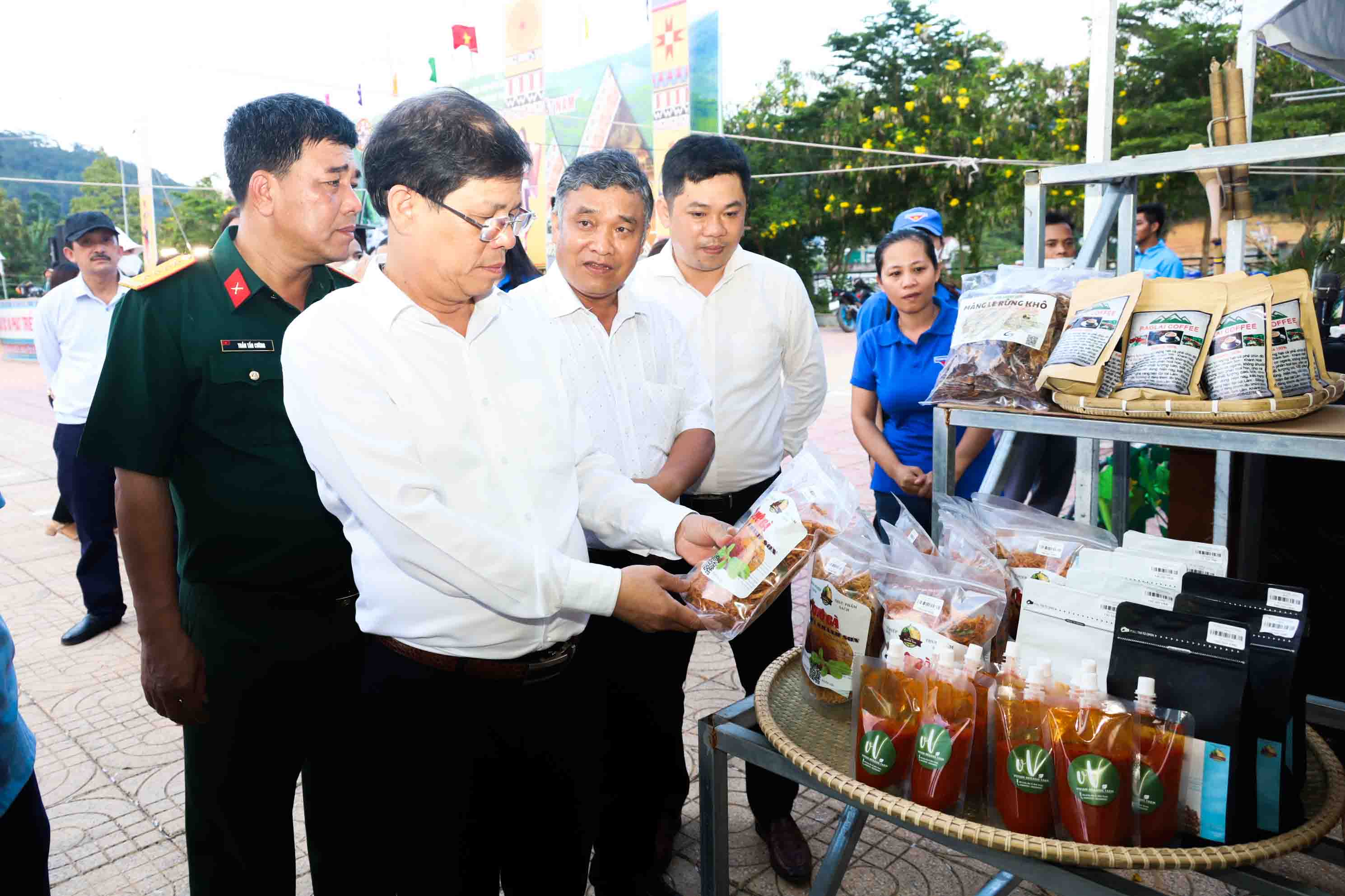 Ông Nguyễn Tấn Tuân xem một số sản phẩm được giới thiệu tại Ngày văn hóa các dân tộc Việt Nam huyện Khánh Sơn. 