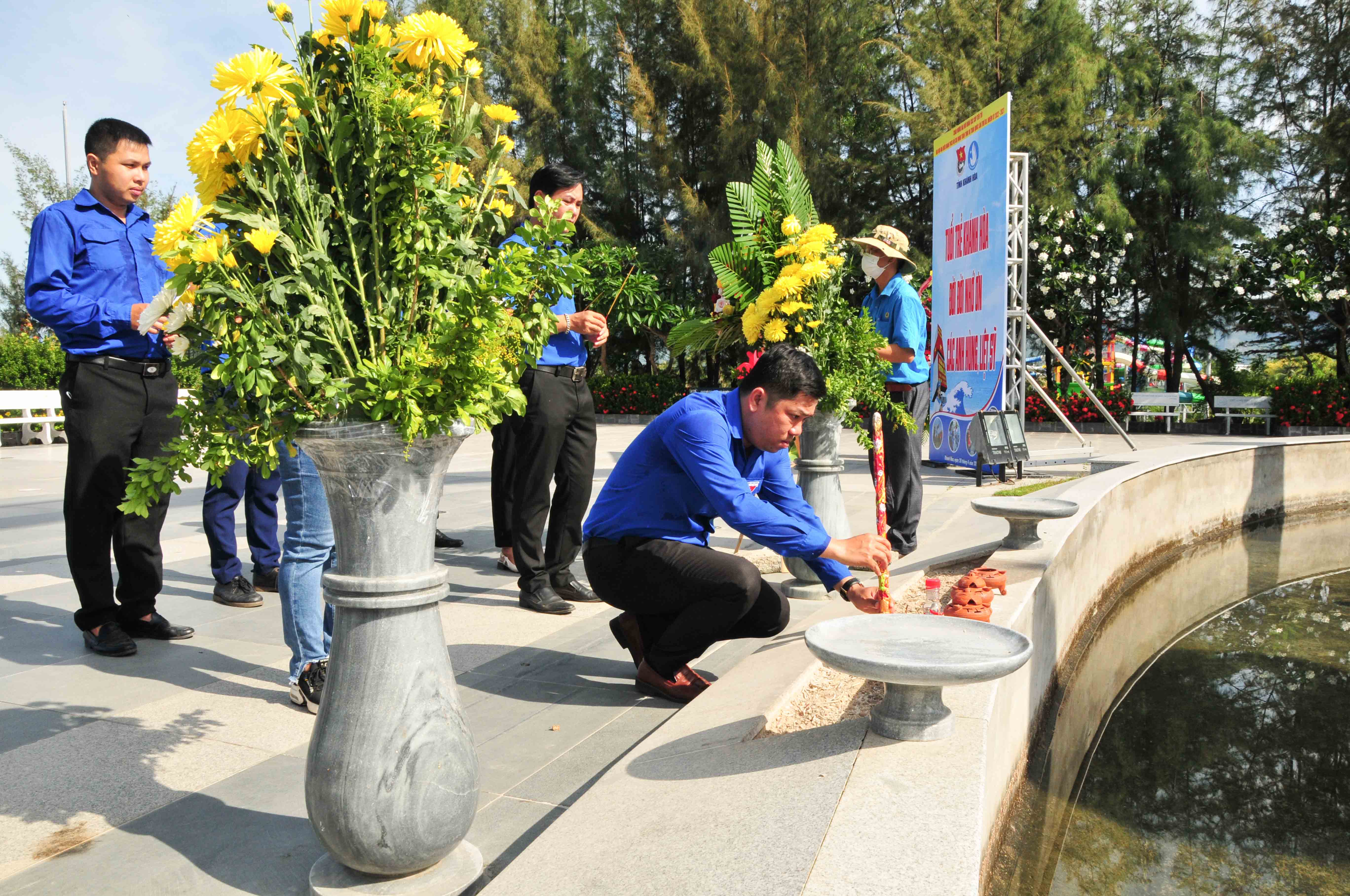 Các đại biểu dâng hương tại Khu tưởng niệm chiến sĩ Gạc Ma (huyện Cam Lâm)
