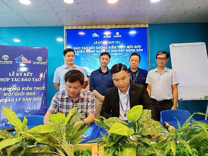 Lãnh đạo Hội Môi giới bất động sản Khánh Hòa và lãnh đạo Công ty Cổ phần Dịch vụ đầu tư ATA Nha Trang ký kết hợp tác