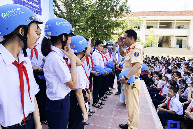 Một buổi tuyên truyền, giáo dục pháp luật về an toàn giao thông  tại Trường THCS Lương Định Của (TP. Nha Trang).