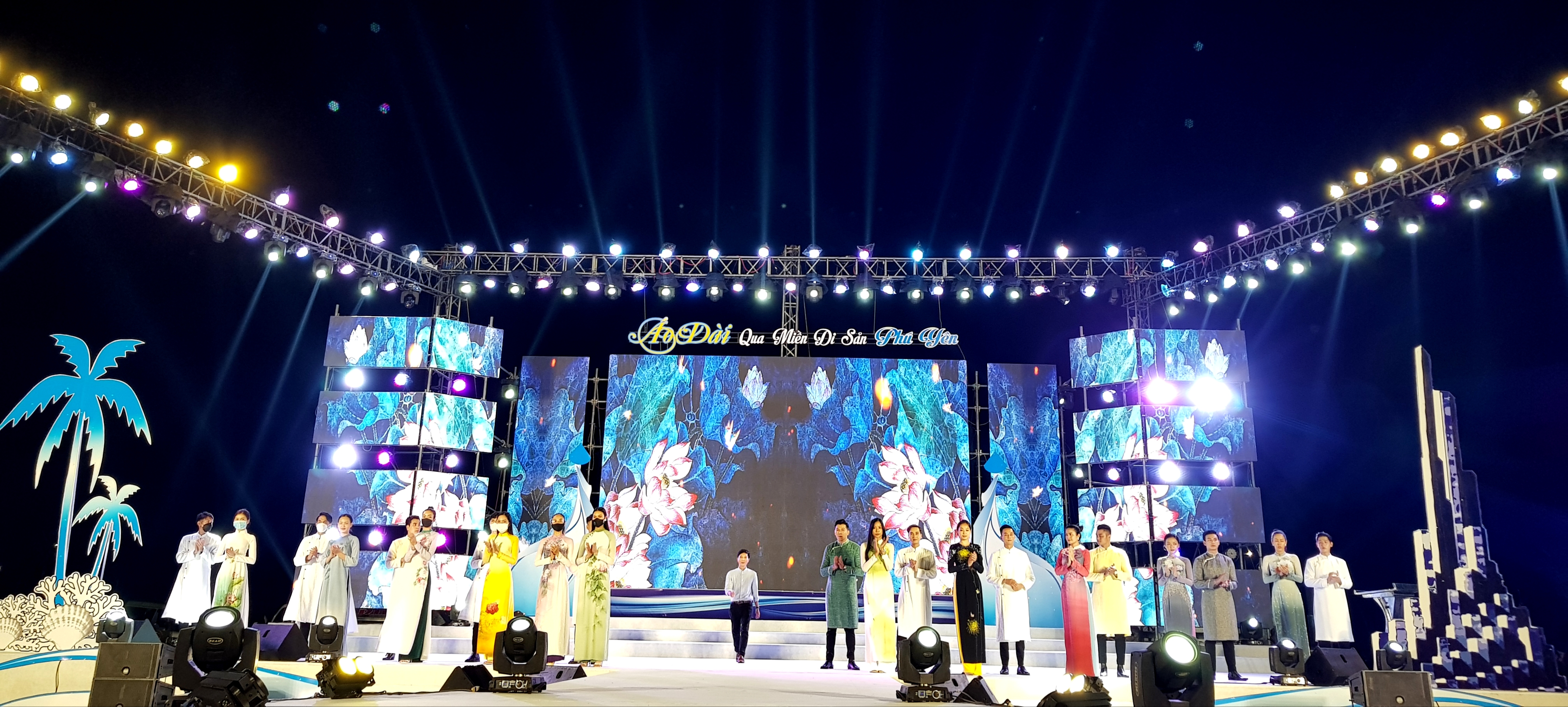Trình diễn bộ sưu tập áo dài “Mộng thiên đường” của nhà thiết kế - nghệ nhân Trung Đinh (giữa) (ảnh chụp trong đêm tổng duyệt chương trình) Ảnh: YÊN LAN