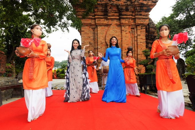 Các đại sứ cuộc thi Hoa hậu Du lịch Biển Việt Nam 2022 tham gia quảng bá cho du lịch Nha Trang - Khánh Hòa.