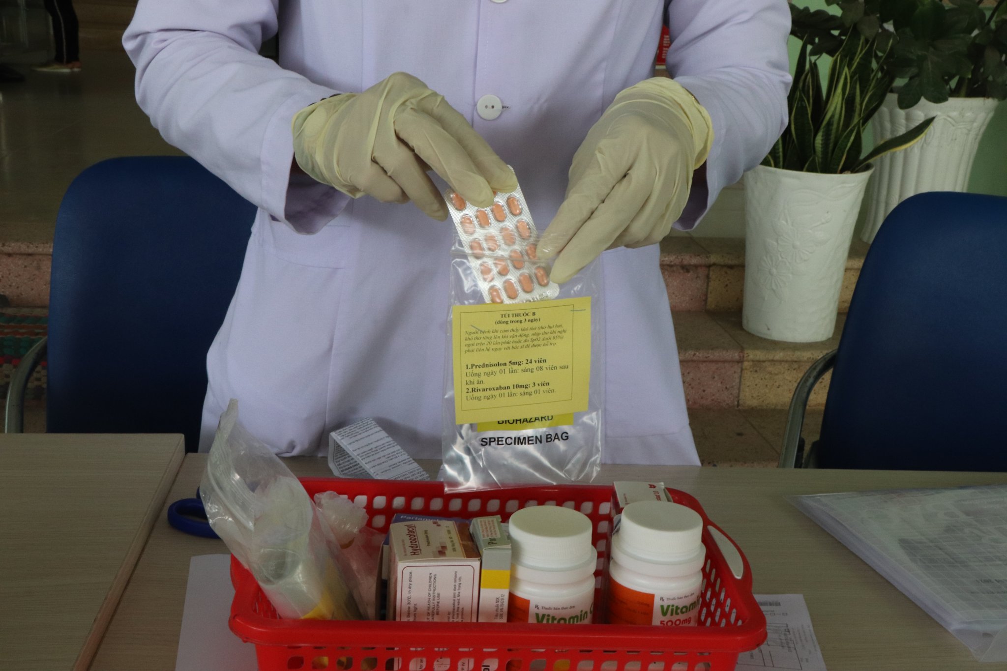 Chuẩn bị thuốc cấp cho F0 điều trị tại nhà thị xã Ninh Hòa