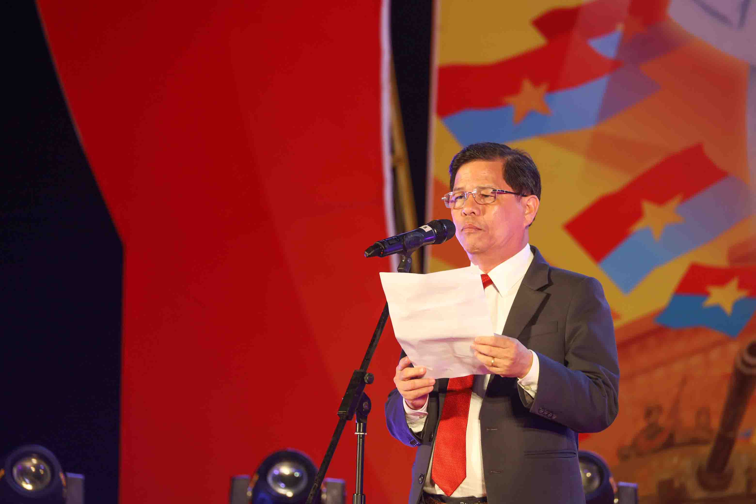 Ông Nguyễn Tấn Tuân đọc diễn văn ôn lại ý nghĩa lịch sử to lớn của sự kiện ngày 30-4-1975, giải phóng miền Nam, thống nhất đất nước. 