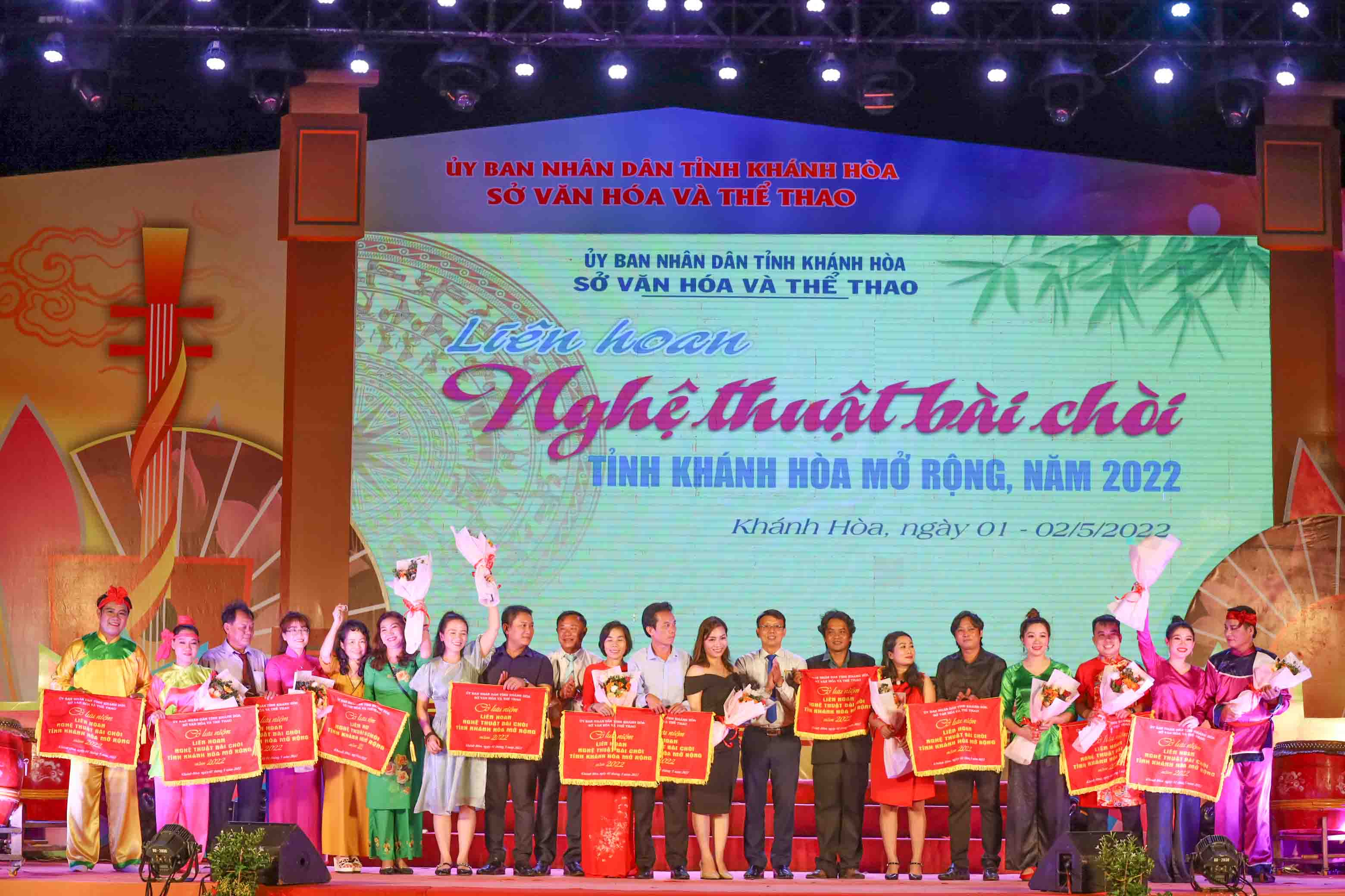 Lãnh đạo Sở Văn hóa và Thể thao tỉnh Khánh Hòa trao cờ lưu niệm và tặng hoa chúc mừng các đoàn tham gia Liên hoan nghệ thuật bài chòi. 