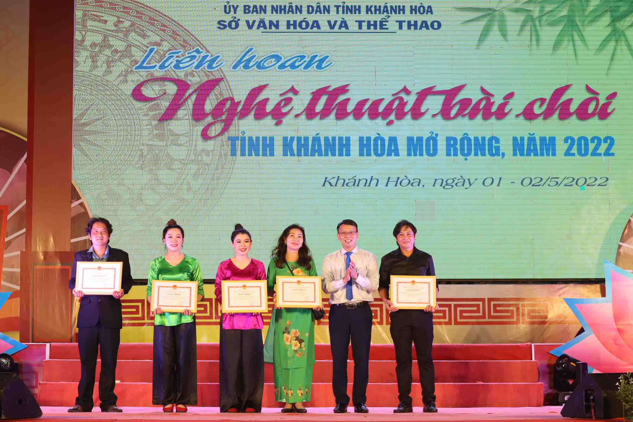 Lãnh đạo Sở Văn hóa và Thể thao tỉnh Khánh Hòa trao giấy khen cho các đoàn bài chòi ở trong tỉnh tham gia liên hoan. 