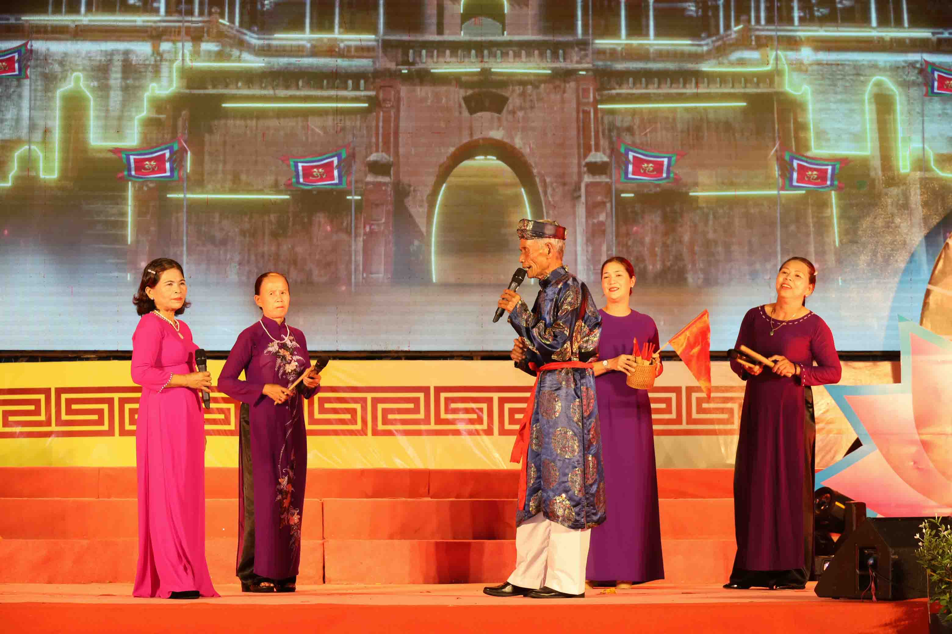 Các nghệ nhân bài chòi đến từ thị xã Hương Thủy tạo được ấn tượng với khán giả thông qua cách hô hát gọi tên quân bài với những làn điệu riêng, mang đậm màu sắc âm nhạc dân gian xứ Huế.