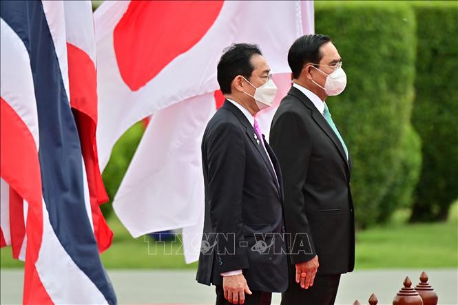 Thủ tướng Thái Lan Prayut Chan-O-Cha (phải) và Thủ tướng Nhật Bản Kishida Fumio duyệt đội danh dự tại Bangkok, Thái Lan, ngày 2/5/2022. Ảnh: AFP/TTXVN
