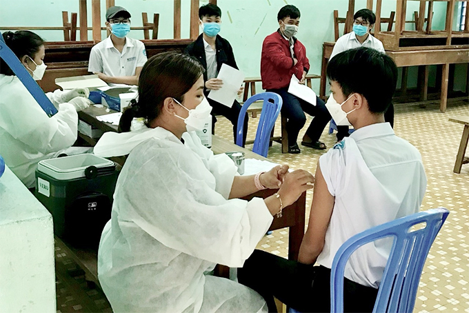 Tiêm vắc xin cho học sinh THPT ở tỉnh