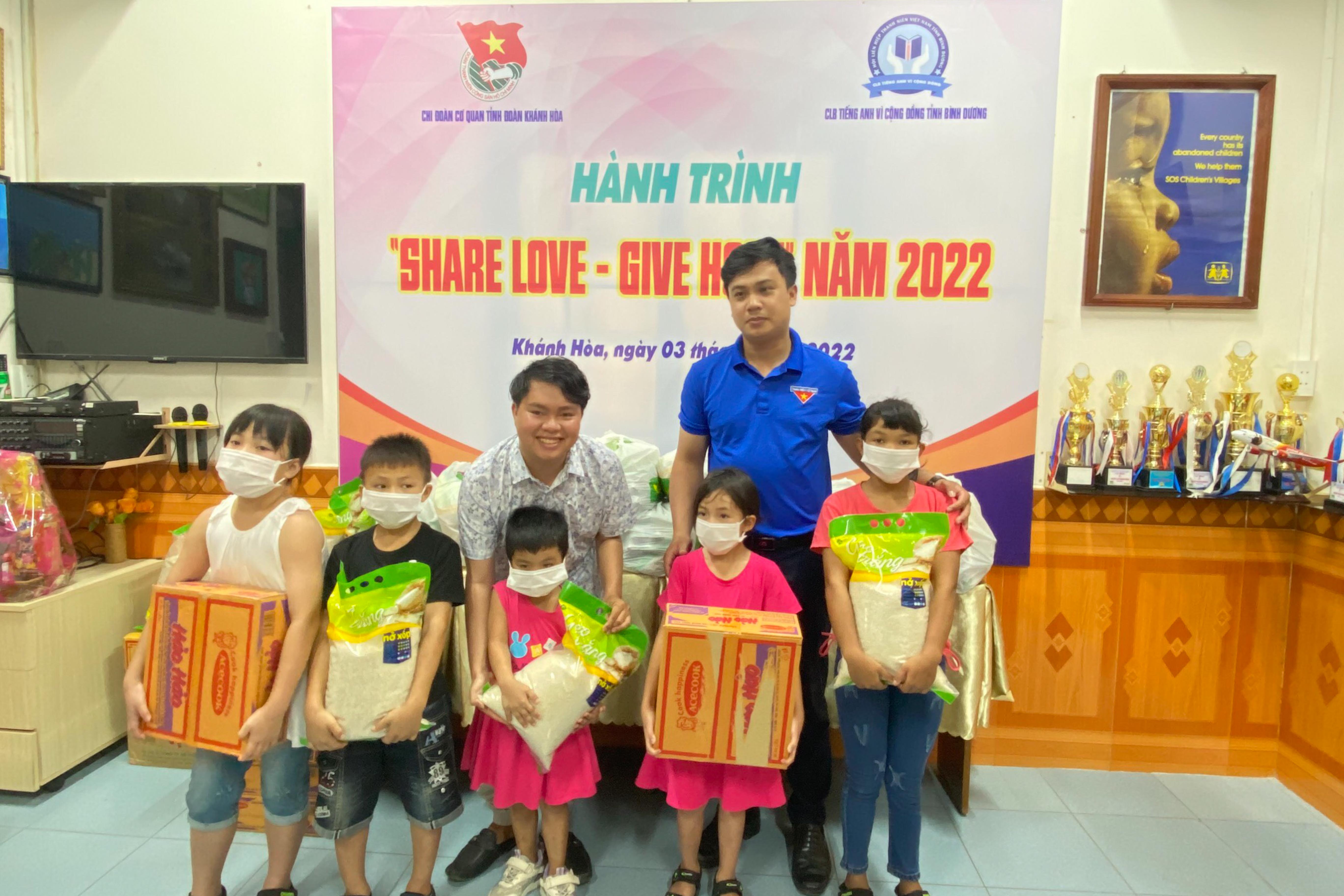 Hai đơn vị trao quà cho các trẻ em tại Làng Trẻ em SOS Nha Trang