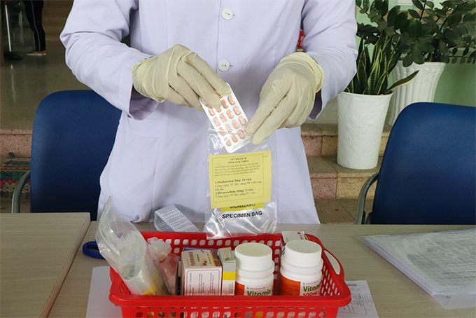 Chuẩn bị các gói thuốc cho bệnh nhân mắc Covid-19 điều trị tại nhà