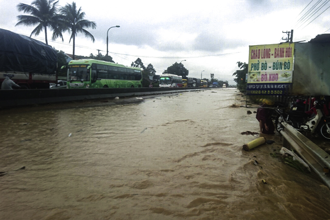 Một số vị trí dọc Quốc lộ 1 qua địa bàn huyện Cam Lâm thường xuyên bị ngập nước mỗi mùa mưa lũ.