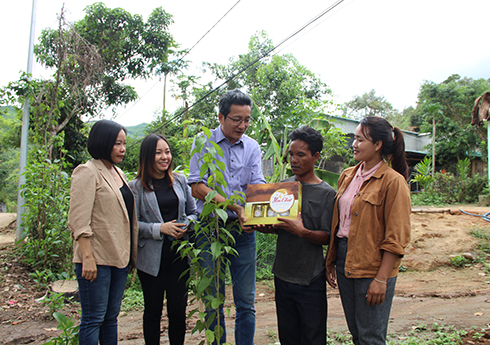 Lãnh đạo các đơn vị tặng quà cho người dân thị trấn Tô Hạp trồng cây đạt tỷ lệ sống 100%.