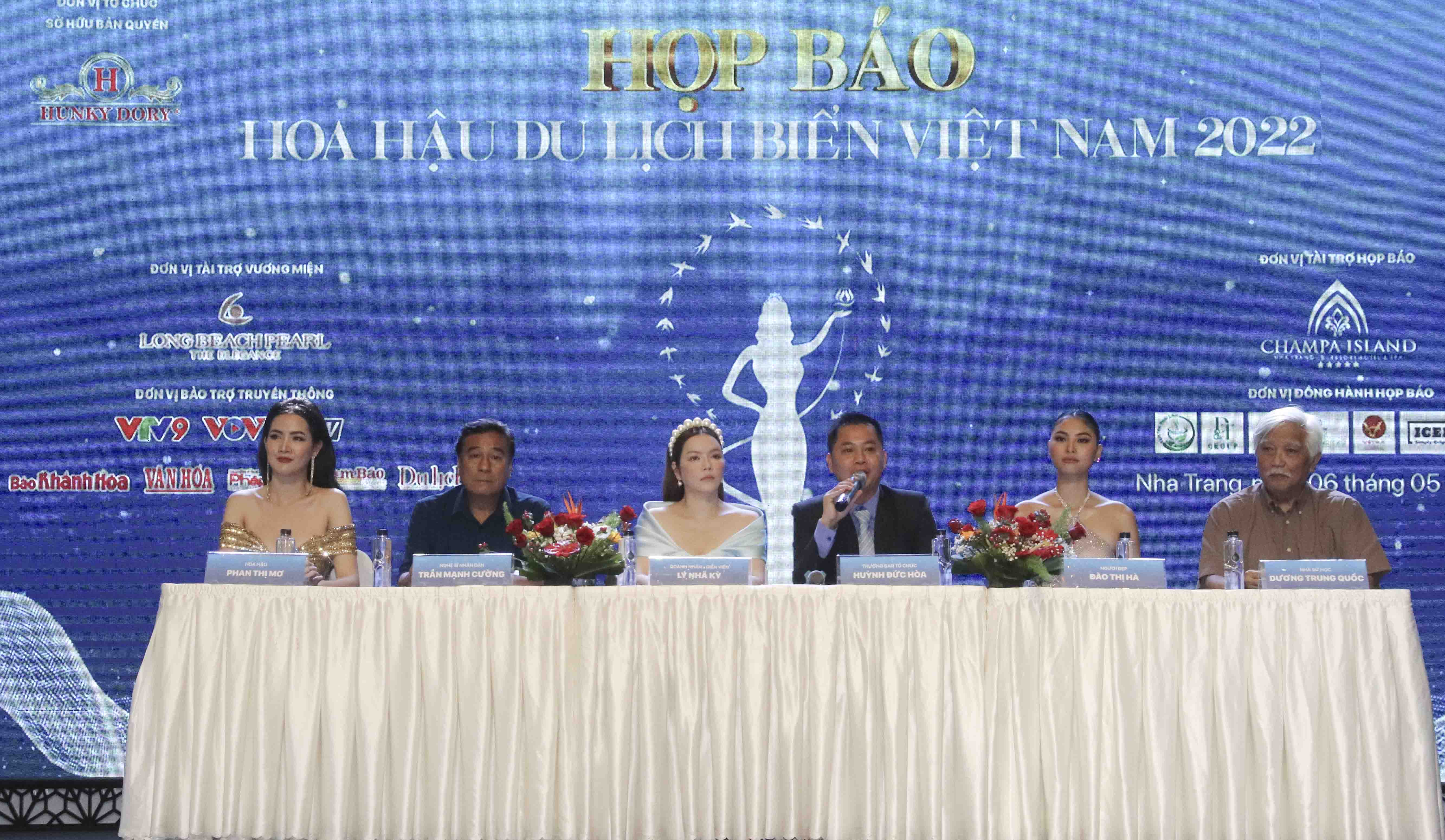 Đại diện Ban Tổ chức Cuộc thi Hoa hậu Du lịch Biển Việt Nam 2022 giải đáp những vấn đề của các nhà báo, phóng viên tại buổi họp báo.