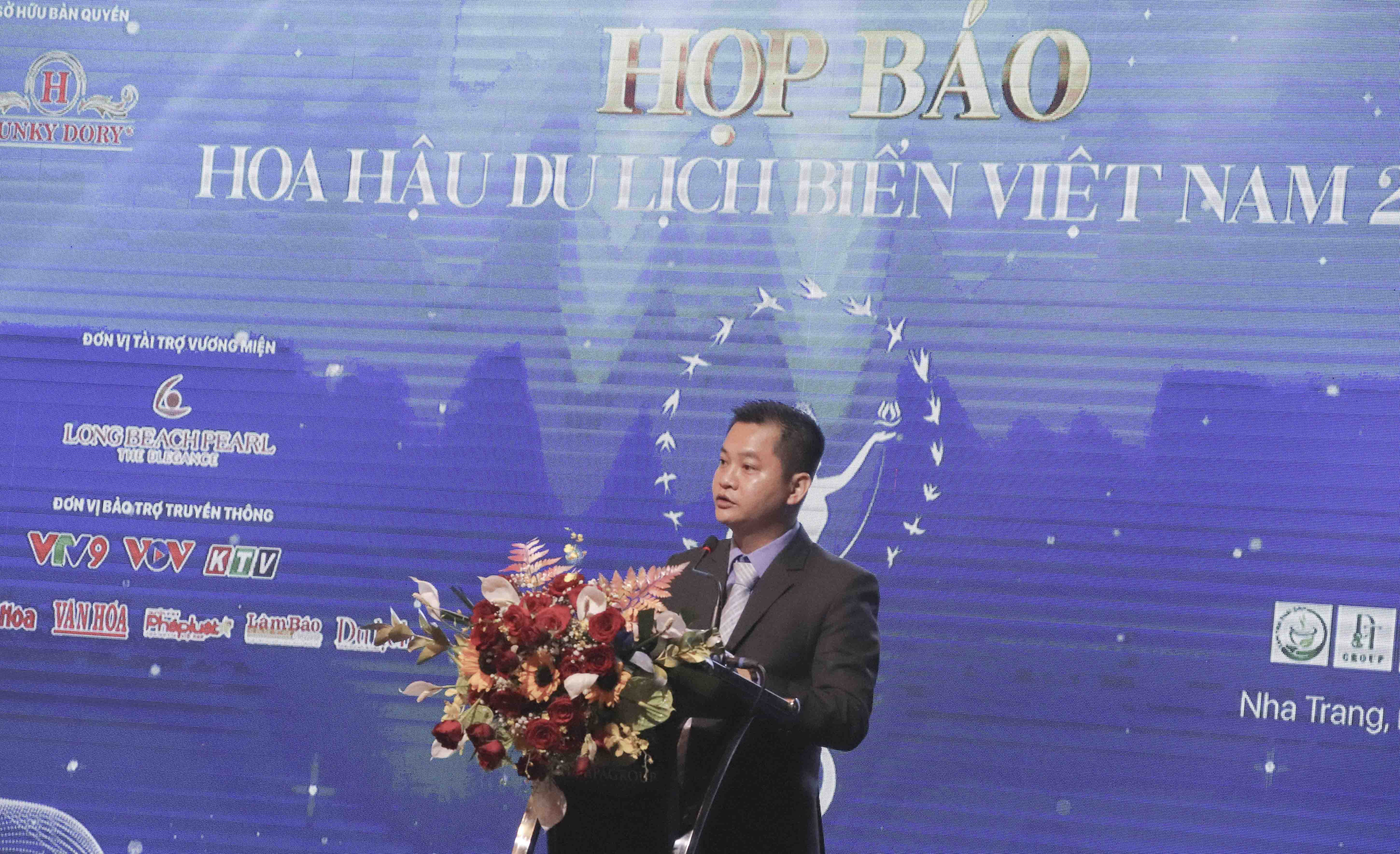 Ông Huỳnh Đức Hoà - Trưởng ban tổ chức cuộc thi phát biểu tại buổi họp báo.