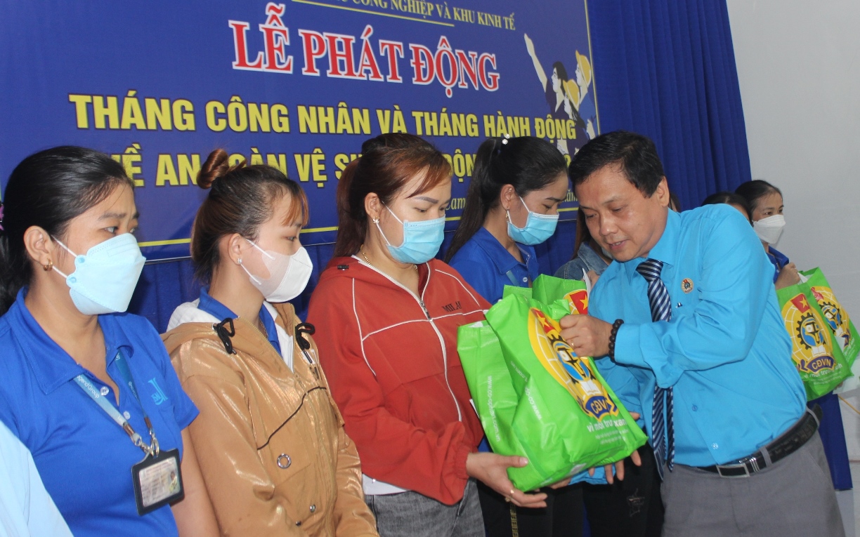  Đại diện lãnh đạo Liên đoàn Lao động tỉnh Khánh Hòa đến dự và trao hỗ trợ cho công nhân có hoàn cảnh khó khăn.