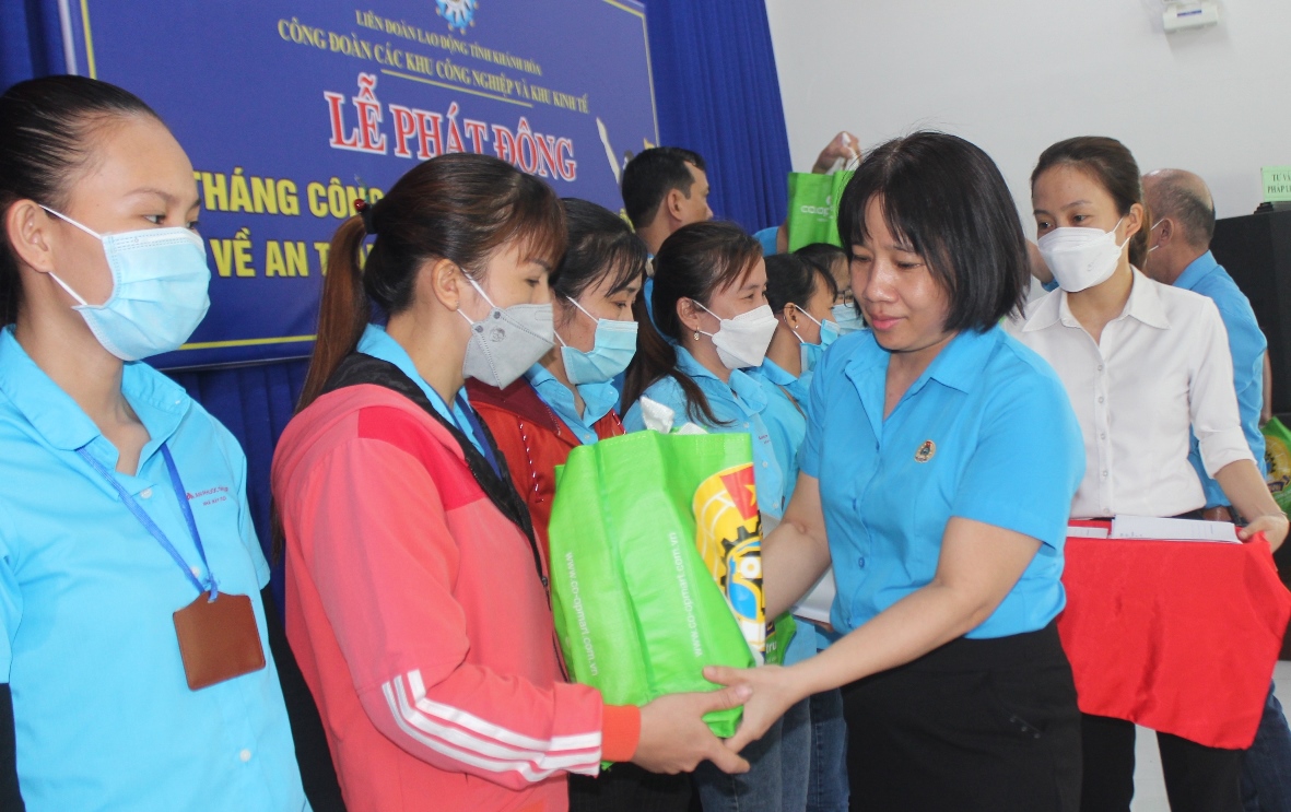  Lãnh đạo Công đoàn các Khu công nghiệp và Khu kinh tế tỉnh Khánh Hòa trao hỗ trợ cho công nhân.