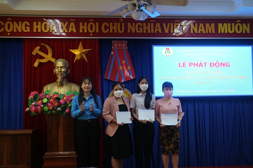 Đại diện Liên đoàn Lao động tỉnh trao học bổng của Báo Người lao động cho học sinh và đại diện gia đình học sinh. 