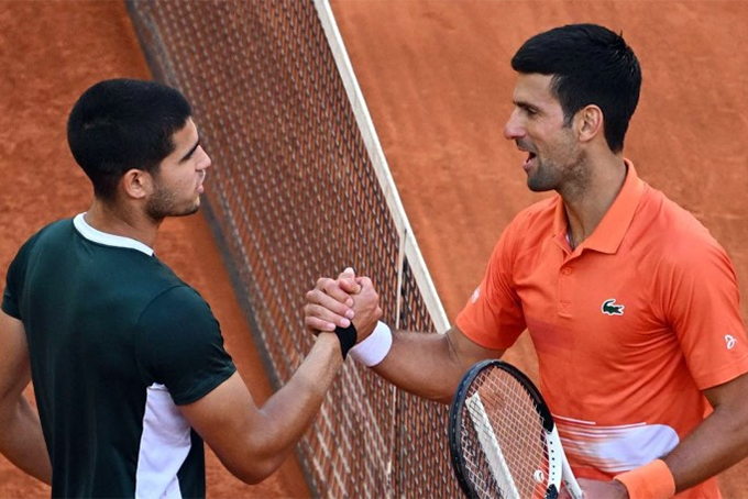 Alcaraz (trái) giành vé vào chung kết sau trận thắng trước tay vợt số 1 thế giới Djokovic 