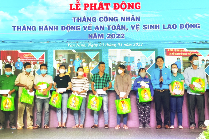 Lãnh đạo Liên đoàn Lao động huyện Vạn Ninh trao hỗ trợ cho đoàn viên, người lao động có hoàn cảnh khó khăn. 
