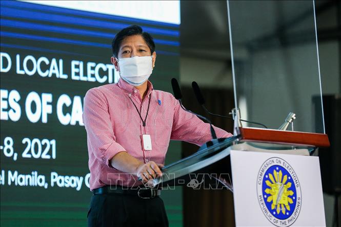 Ứng cử viên Tổng thống Philippines Ferdinand Marcos Jr phát biểu sau khi đăng ký tranh cử tại Pasay ngày 6/10/2021. Ảnh: AFP/TTXVN