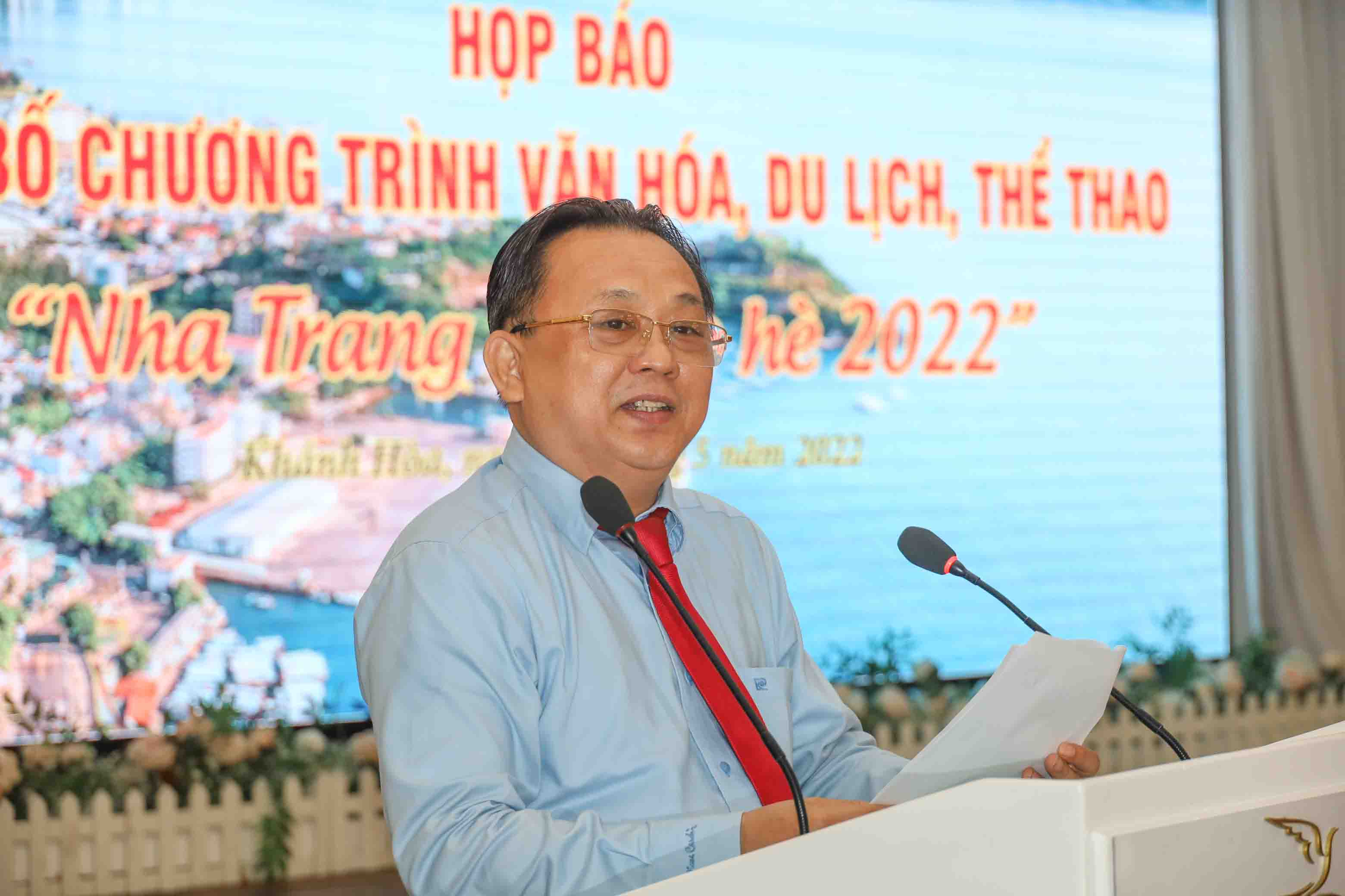 Ông Lê Hữu Hoàng phát biểu tại họp báo. 