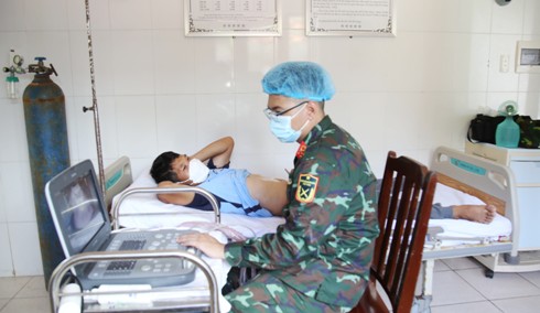 Quân y đảo Trường Sa thăm khám cho bệnh nhân Minh.