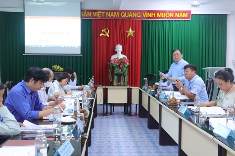 Ông Lê Hữu Hoàng phát biểu tại kỳ họp Hội đồng Trường Đại học Khánh Hòa. 