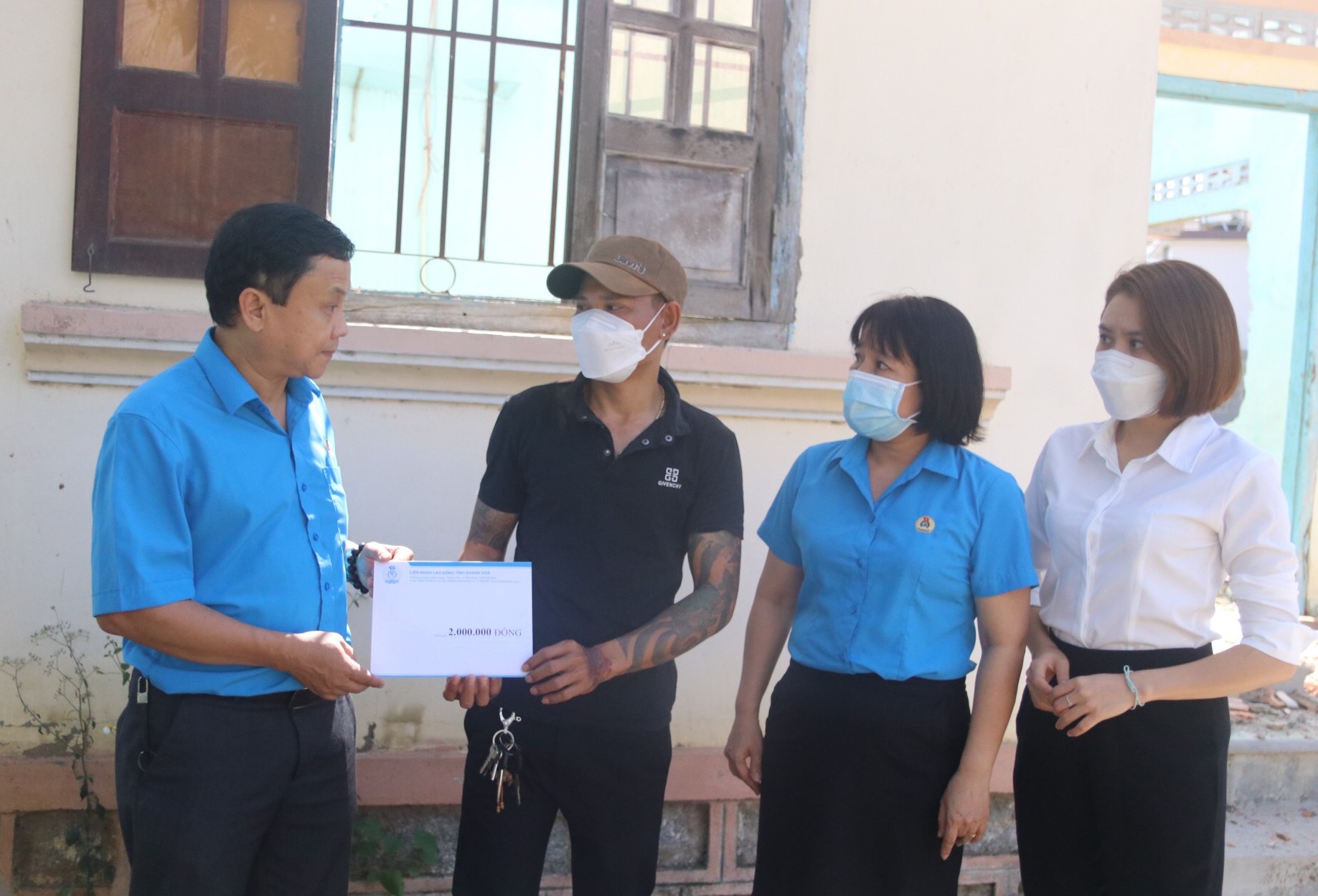 Lãnh đạo Liên đoàn Lao động tỉnh Khánh Hòa (bên trái) thăm hỏi, đồng viên và trao hỗ trợ cho thân nhân bà Nguyễn Thị Mỹ Hân.