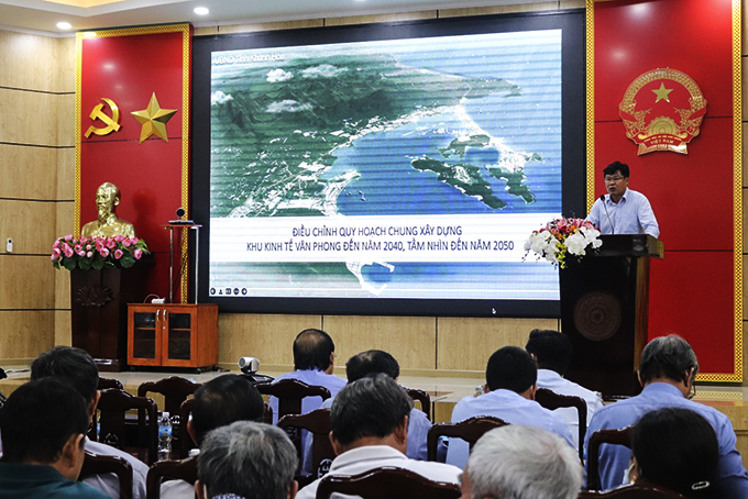 Ban Quản lý Khu Kinh tế Vân Phong lấy ý kiến cộng đồng dân cư tại huyện Vạn Ninh.