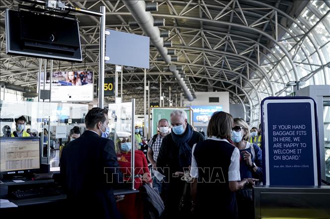 Hành khách xếp hàng tại cửa lên máy bay ở sân bay Brussels, Zaventem, Bỉ. Ảnh tư liệu: AFP/TTXVN