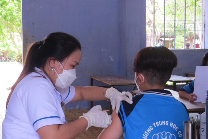 Tiêm vắc xin cho trẻ dưới 12 tuổi ở huyện Vạn Ninh.