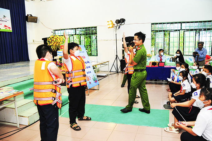Hội đồng Đội TP. Nha Trang phối hợp tổ chức tập huấn kỹ năng  phòng, chống đuối nước cho đội viên.