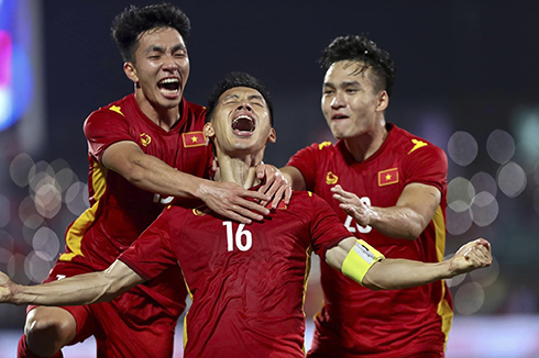 Màn ăn mừng của đội trưởng Hùng Dũng và các đồng đội sau trận thắng nhọc nhằn trước U23 Myanmar