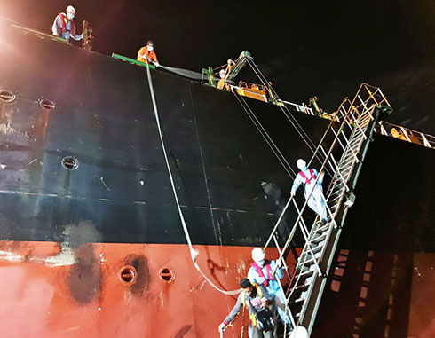 Lực lượng cứu nạn tiếp cận tàu hàng và khẩn trương tiếp nhận thuyền viên bị nạn