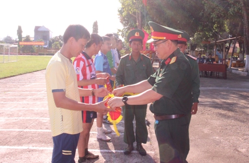 Đại tá Đinh Văn Hưng trao cờ lưu niệm cho các đội.