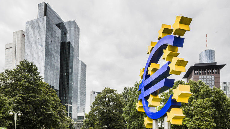 Biểu tượng của khối đồng tiền chung eurozone. Ảnh: Getty Images