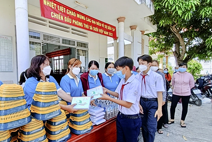   Hội Phụ nữ xã Suối Hiệp (huyện Diên Khánh) vận động học sinh đổi rác lấy dụng cụ học tập.