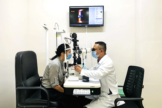 Khám mắt cho bệnh nhân tại Bệnh viện Mắt Sài Gòn Nha Trang.
