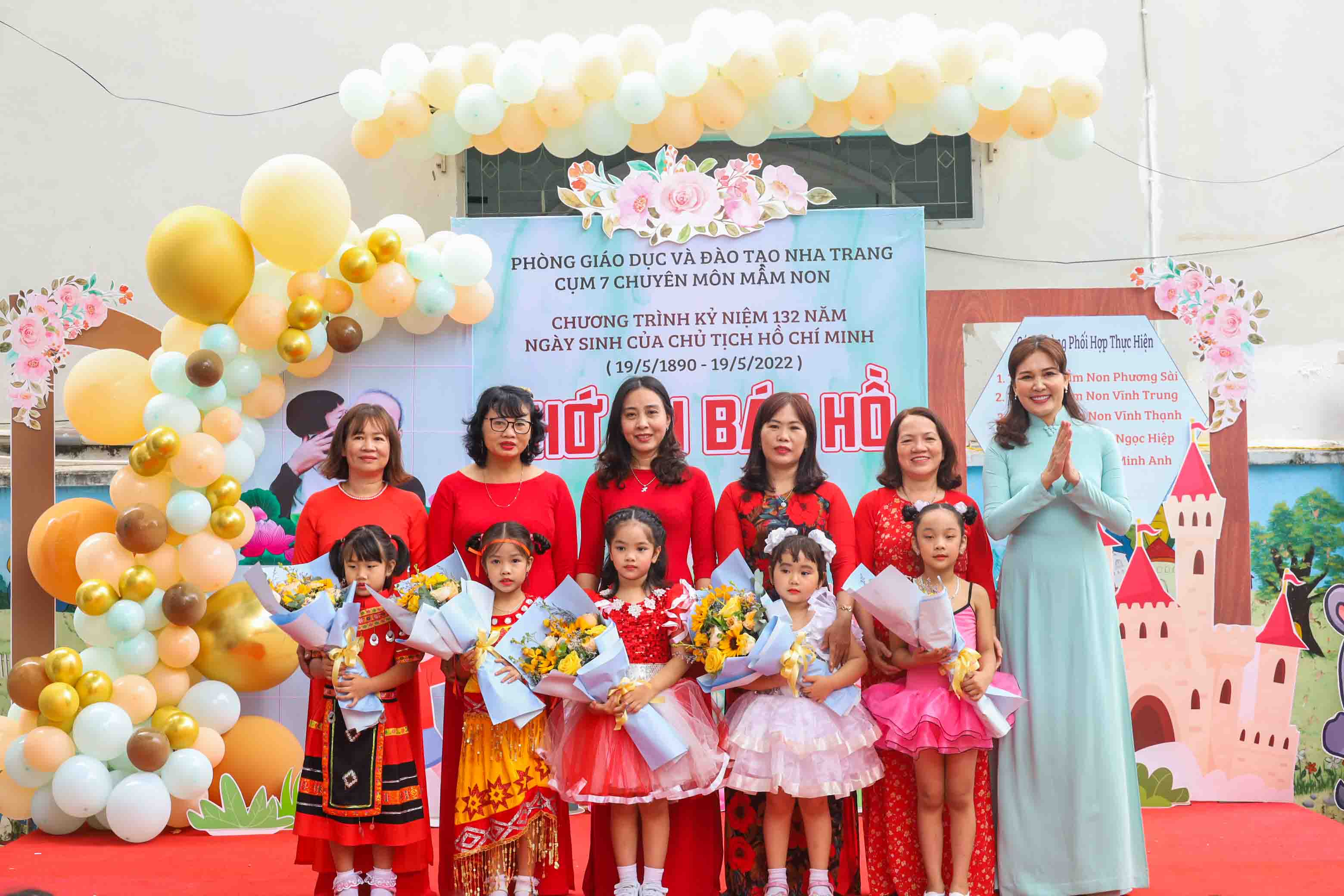 Lãnh đạo Phòng Giáo dục và Đào tạo TP. Nha Trang tặng hoa chúc mừng các trường tham gia hoạt động giao lưu. 