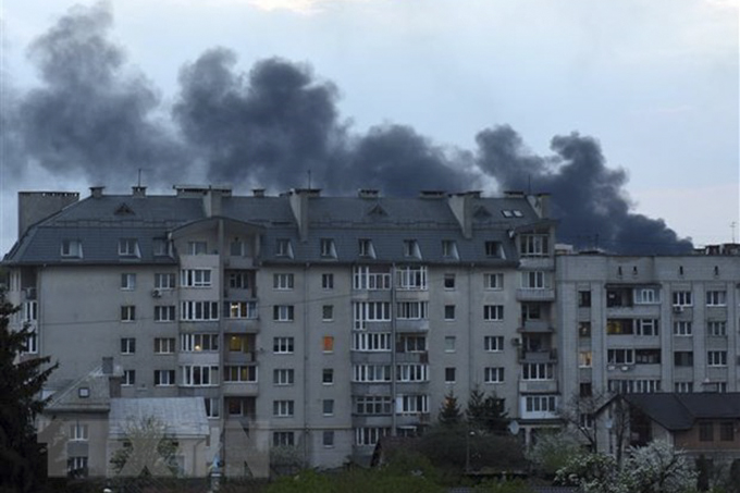 Khói bốc lên tại thành phố Lviv, trong xung đột Nga-Ukraine, ngày 3/5/2022. (Ảnh: AFP/TTXVN)