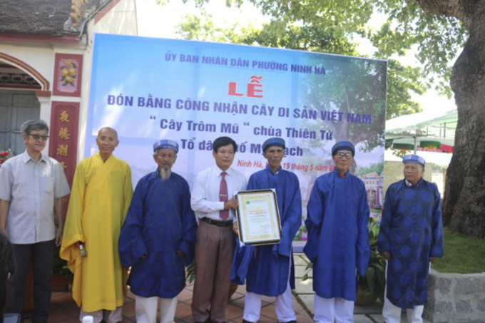 Ông Nguyễn Phước Bửu Sơn - Phó Chủ tịch Thường trực Liên hiệp các Hội Khoa học và Kỹ thuật tỉnh trao bằng công nhận cây di sản cho chùa Thiên tứ.