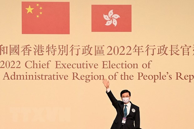Ông Lý Gia Siêu (trái ) sau khi được bầu làm Trưởng Đặc khu hành chính Hong Kong (Trung Quốc) ngày 8/5/2022. (Ảnh: AFP/TTXVN)