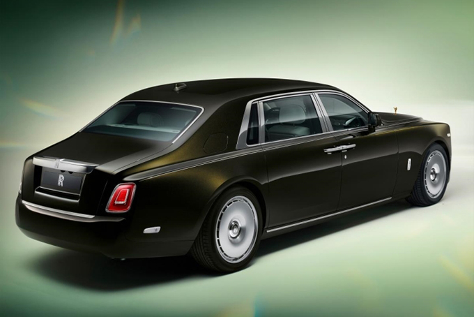   Rolls-Royce Phantom VIII Series II có màu sơn đen, các viền cửa sổ, viền kính cũng như các chi ốp crom trên thân xe rất sắc nét và ấn tượng.