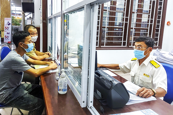 Người dân tìm hiểu thủ tục hóa đơn điện tử tại Bộ phận một cửa của Chi cục Thuế Bắc Khánh Hòa. 