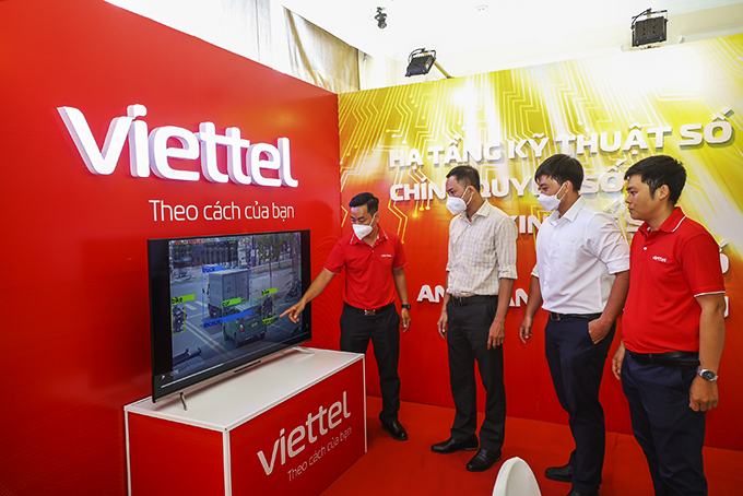 Khu vực giới thiệu một số giải pháp công nghệ của Tập đoàn Viettel tại hội nghị chuyển đổi số của tỉnh. 