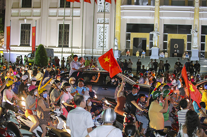 Người dân tập trung trước Trung tâm Hội nghị và Nhà khách tỉnh 46 Trần Phú.