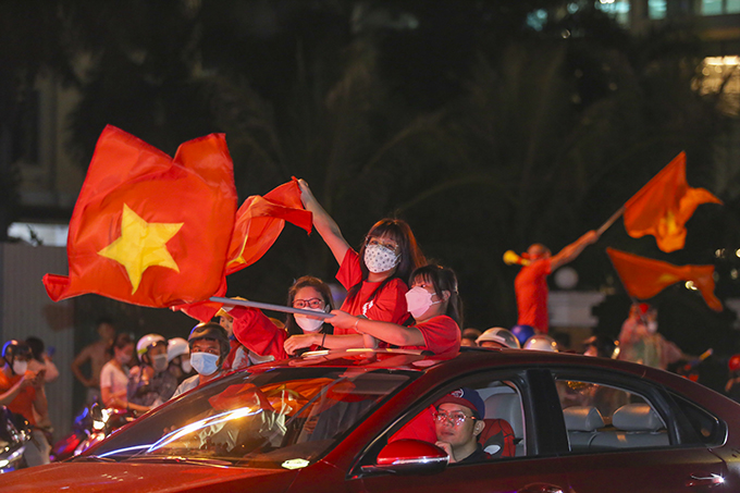 Một gia đình với là cờ đỏ sao vàng mừng U23 Việt Nam vô địch.