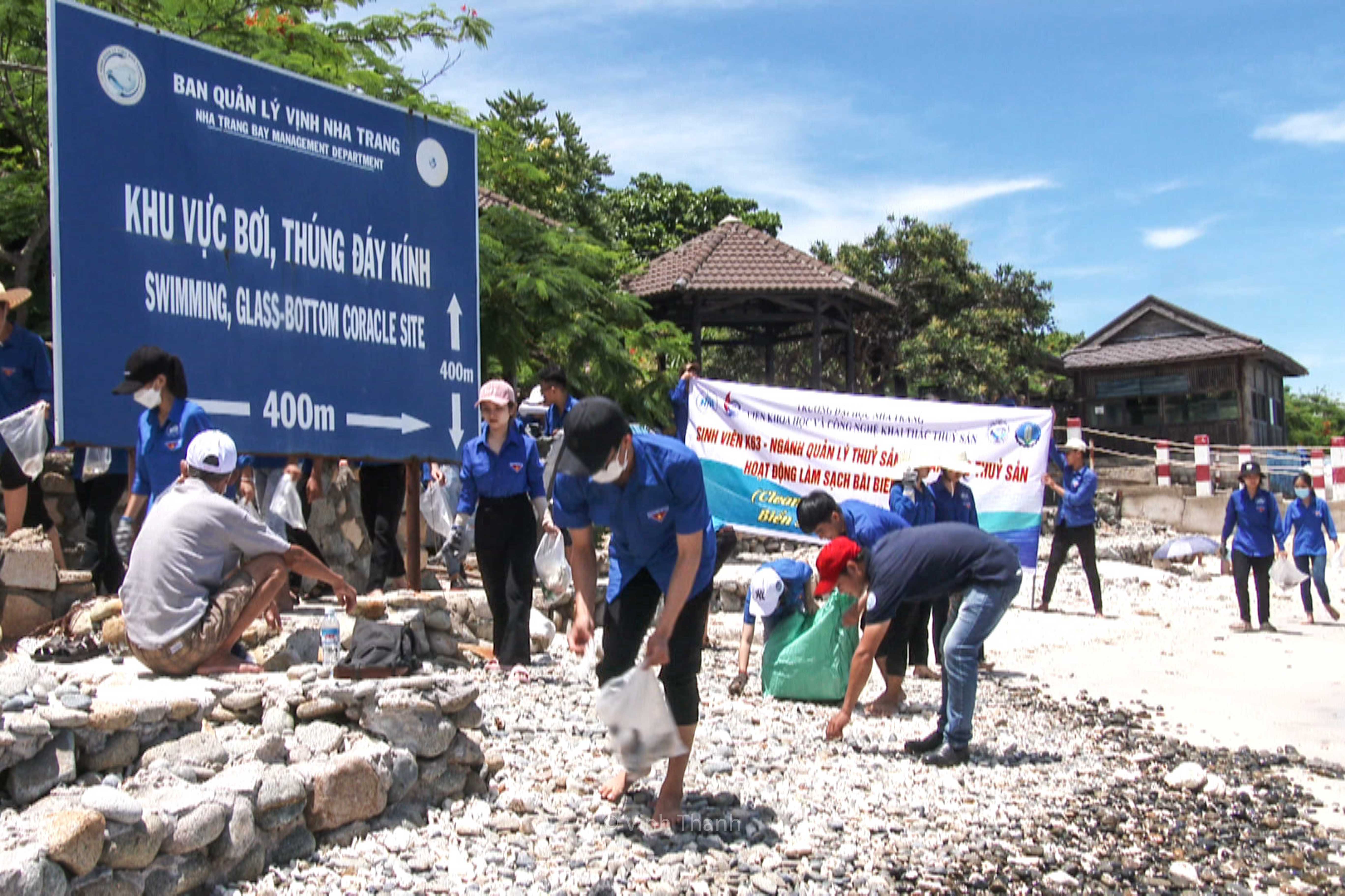 Thành viên đoàn tham gia thu gom rác trên đảo