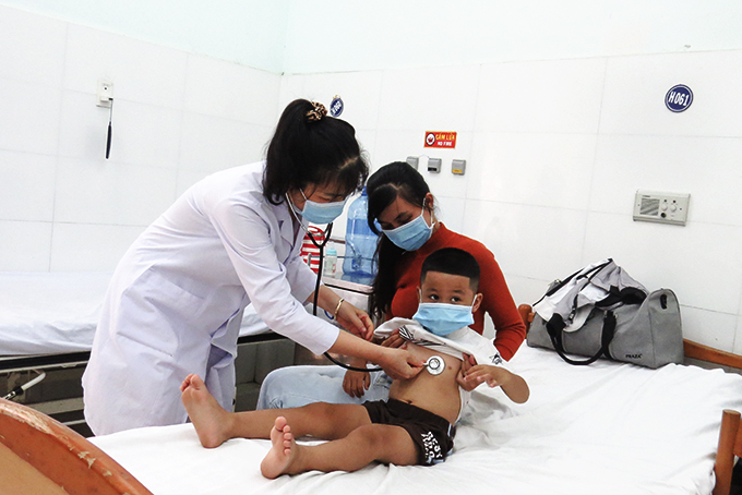 Bác sĩ Bệnh viện Bệnh nhiệt đới tỉnh khám và điều trị  cho trẻ mắc bệnh tay chân miệng.